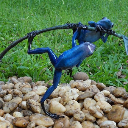Bronzen beeld 2 Gekleurde kikkers aan twijg / blauw 21x9x34cm - Doika - Bronzen beeld - Doika - 5410807009802 - AN0980BR-C