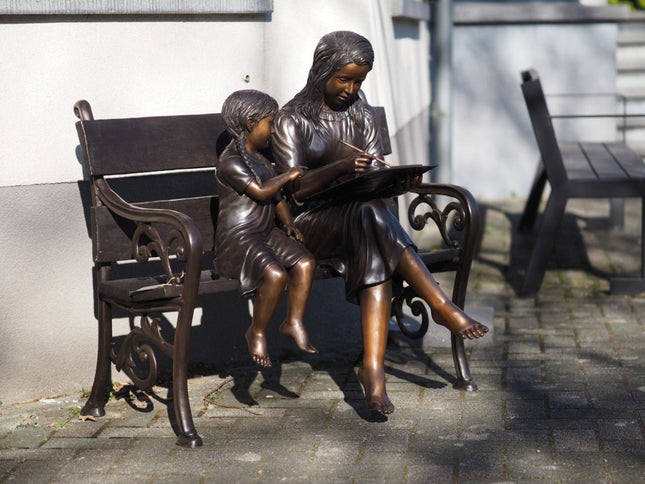 Bronzen beeld 2 tekenende zusjes op bankje 97x52x100cm - Doika - Bronzen beeld - Doika - 5410807015087 - B1508