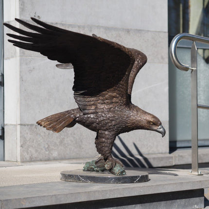 Bronzen beeld Arend op boomstam 91x78x120cm - Doika - Bronzen beeld - Doika - 5410807014769 - B1476
