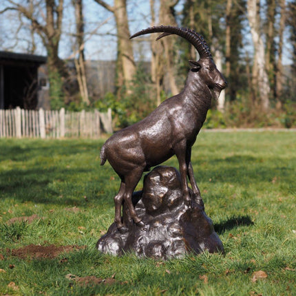 Bronzen beeld Berggeit naast rots 145x55x90cm - Doika - Bronzen beeld - Doika - 5410807015247 - B1524