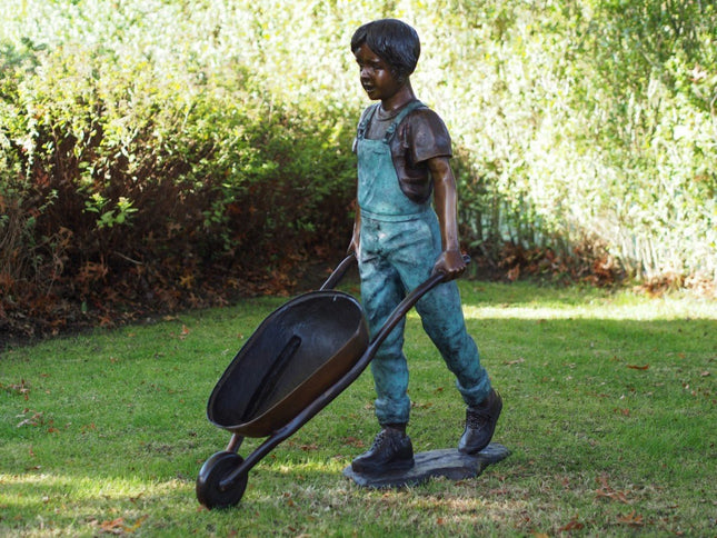 Bronzen beeld Boy with wheelbarrow 119x43x116cm 37kg - Doika - Bronzen beeld - Doika - 5410807740903 - B74090