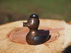 Bronzen beeld Eend met hoed 9x6x8cm - Doika - Bronzen beeld - Doika - 5410807015148 - BS1514B