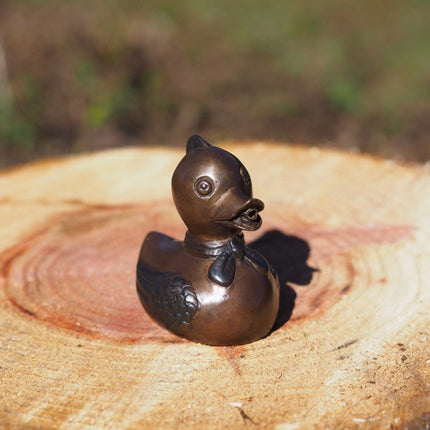 Bronzen beeld Eend met strikje 9x6x9cm - Doika - Bronzen beeld - Doika - 5410807015155 - BS1515B
