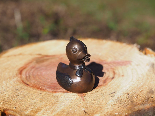 Bronzen beeld Eend met strikje 9x6x9cm - Doika - Bronzen beeld - Doika - 5410807015155 - BS1515B
