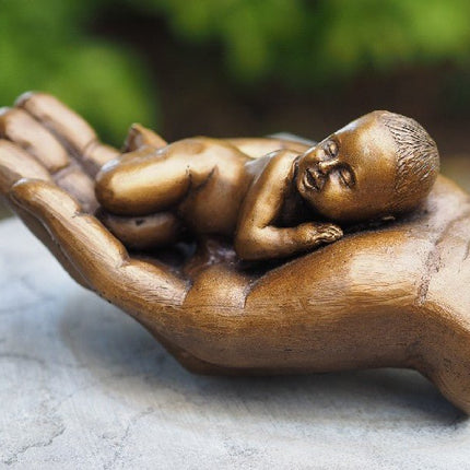 Bronzen beeld Hand met baby 9x18x11cm - Doika - Bronzen beeld - Doika - 5410807022702 - AN2270BR-B