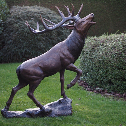 Bronzen beeld Hert op Rots 170x90x140cm - Doika - Bronzen beeld - Doika - 5410807014691 - B1469