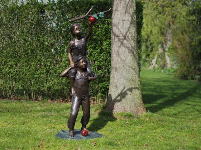 Bronzen beeld Jongen en meisje plukken appel 170x70x58cm 45kg - Doika - Bronzen beeld - Doika - 5410807610251 - PB61025