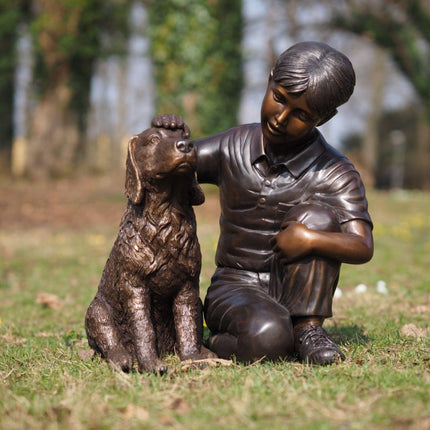 Bronzen beeld Jongen met hond 57x40x45cm - Doika - Bronzen beeld - Doika - 5410807015186 - B1518