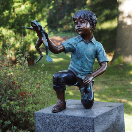 Bronzen beeld Jongen met kikker 60x25x50cm 11kg - Doika - Bronzen beeld - Doika - 5410807912805 - B91280