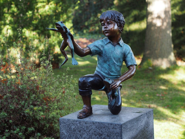 Bronzen beeld Jongen met kikker 60x25x50cm 11kg - Doika - Bronzen beeld - Doika - 5410807912805 - B91280