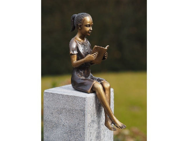 Bronzen beeld Klein lezend meisje 22x11x7cm - Doika - Bronzen beeld - Doika - 5410807022085 - AN2208BR-B