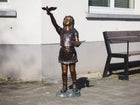 Bronzen beeld Meisje met 2 vogeltjes 111x50x55cm - Doika - Bronzen beeld - Doika - 5410807008966 - B896