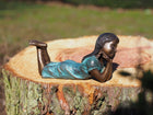 Bronzen beeld Meisje met hand aan kin 7x5x15cm - Doika - Bronzen beeld - Doika - 5410807014912 - BS1491B