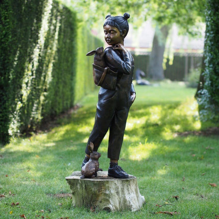 Bronzen beeld Meisje met konijn in rugzak 115x30x40cm - Doika - Bronzen beeld - Doika - 5410807014806 - B1480
