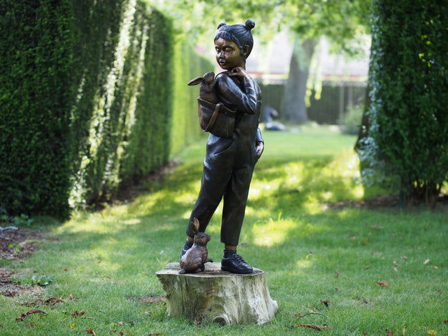 Bronzen beeld Meisje met konijn in rugzak 115x30x40cm - Doika - Bronzen beeld - Doika - 5410807014806 - B1480