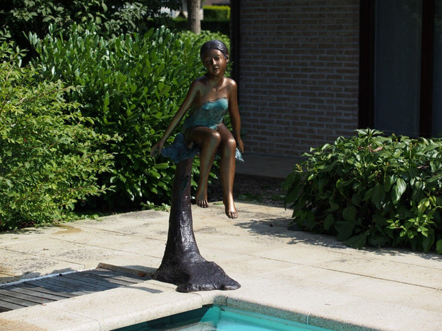 Bronzen beeld Meisje Op Boomstam 115x48x70cm - Doika - Bronzen beeld - Doika - 5410807946664 - B94666