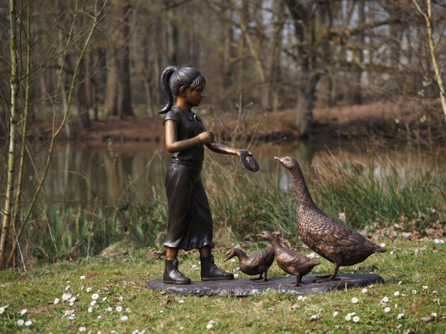 Bronzen beeld Meisje voedert ganzen 105x40x108cm - Doika - Bronzen beeld - Doika - 5410807014943 - B1494