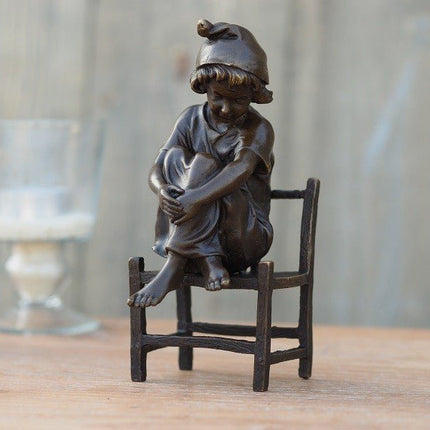 Bronzen beeld Meisje zittend op stoel 16x9x7cm - Doika - Bronzen beeld - Doika - 5410807112175 - AN1217BR-B