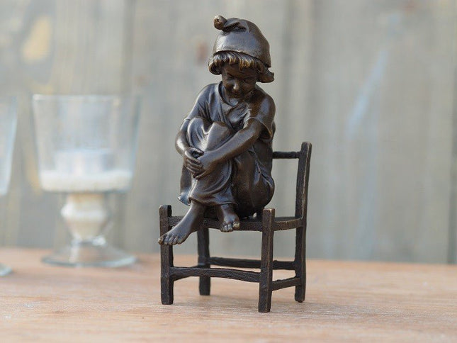 Bronzen beeld Meisje zittend op stoel 16x9x7cm - Doika - Bronzen beeld - Doika - 5410807112175 - AN1217BR-B