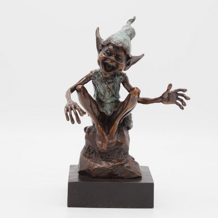 Bronzen beeld Pixie zittend op steen 22x9x14cm - Doika - Bronzen beeld - Doika - 5410807012420 - AN1242BR-B