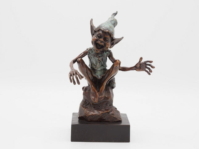 Bronzen beeld Pixie zittend op steen 22x9x14cm - Doika - Bronzen beeld - Doika - 5410807012420 - AN1242BR-B