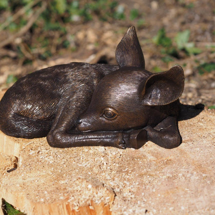 Bronzen beeld Slapend hertenkalf 40x26x18cm - Doika - Bronzen beeld - Doika - 5410807004821 - BS0482B