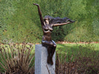 Bronzen beeld Vrouw met vogel 104x80x100cm 10kg - Doika - Bronzen beeld - Doika - 5410807611074 - PB61107