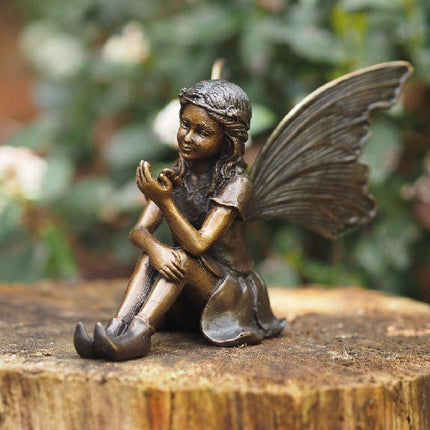 Bronzen beeld Zittende fee met vlinder 12x10x16cm - Doika - Bronzen beeld - Doika - 5410807012529 - AN1252BR-B