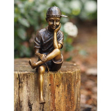 Bronzen beeld Zittende jongen met pet 19x8x6cm - Doika - Bronzen beeld - Doika - 5410807012468 - AN1246BR-B