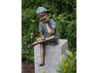Bronzen beeld Zittende jongen met pet 59x24x36cm - Doika - Bronzen beeld - Doika - 5410807013243 - AN1324BRW-V