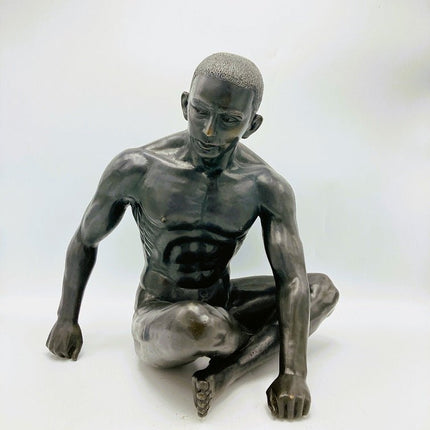 Bronzen beeld Zittende man 36x25x35cm - Doika - Bronzen beeld - Doika - 5410807014820 - BS1482B