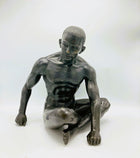 Bronzen beeld Zittende man 36x25x35cm - Doika - Bronzen beeld - Doika - 5410807014820 - BS1482B