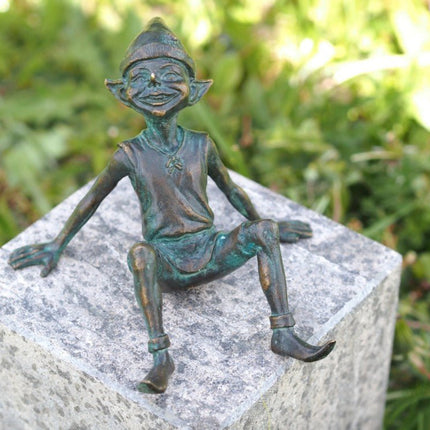 Bronzen beeld Zittende pixie 11x15x13cm - Doika - Bronzen beeld - Doika - 5410807014042 - BS1404V