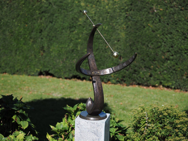 Bronzen Moderne zonnewijzer 'wave' klein 90x32x66cm - Doika - Zonnewijzer - Doika - 5410807903872 - GA0387BR-BI-S