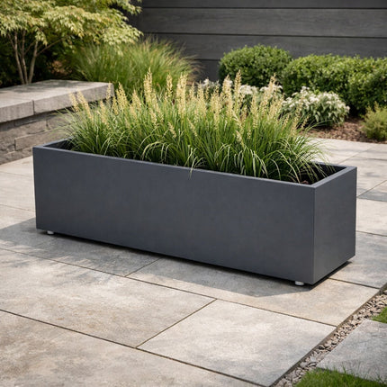 GARDRA Polyester plantenbak met wielen 150x40x40 cm - Zwartgrijs (RAL 7021) - Doika - Plantenbak - GARDRA -  - GARDRA Polyester plantenbak met wielen 150x40x40 cm - Zwartgrijs (RAL 7021)